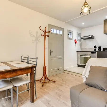 Le Logis De Joseph Au Pied De La Cite Medievale