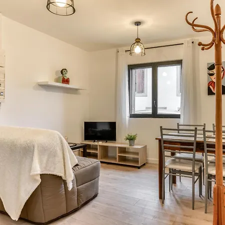 Le Logis De Joseph Au Pied De La Cite Medievale