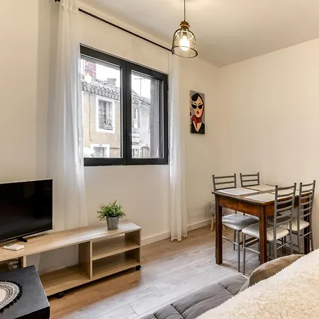 Le Logis De Joseph Au Pied De La Cite Medievale