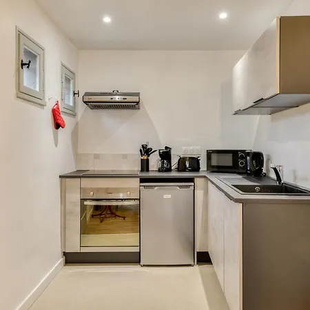 Le Logis De Joseph Au Pied De La Cite Medievale