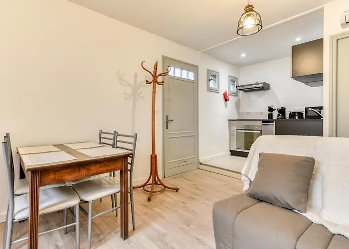 Le Logis De Joseph Au Pied De La Cite Medievale