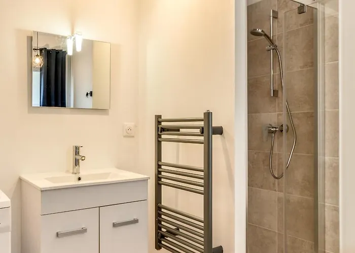 Le Logis De Joseph Au Pied De La Cite Medievale