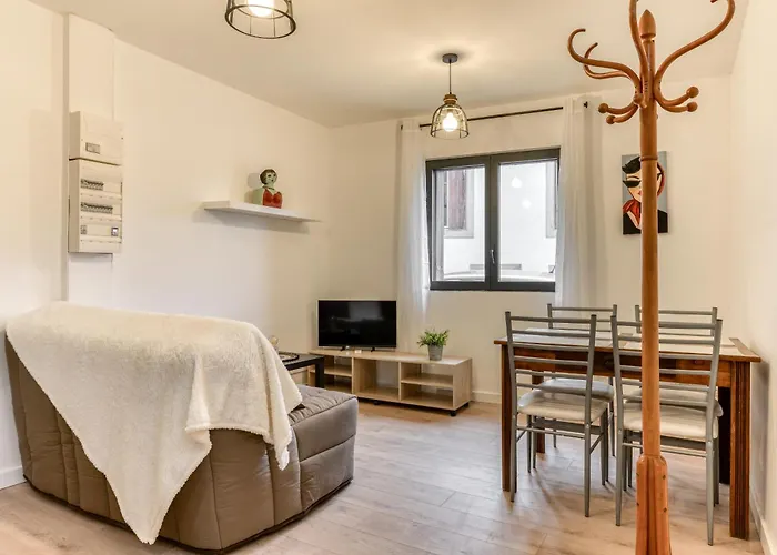 Le Logis De Joseph Au Pied De La Cite Medievale