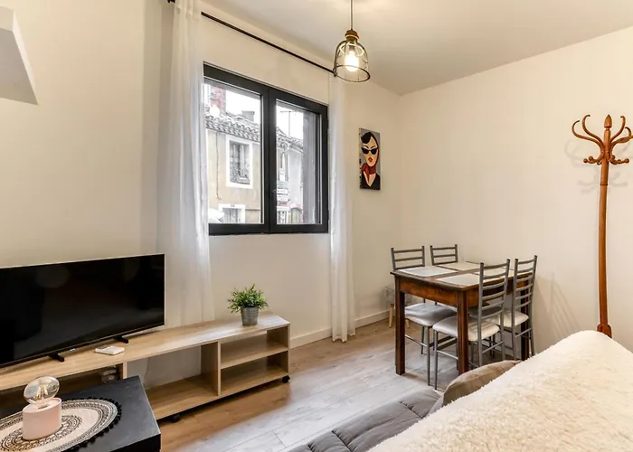 Le Logis De Joseph Au Pied De La Cite Medievale