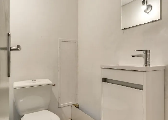 Le Logis De Joseph Au Pied De La Cite Medievale *