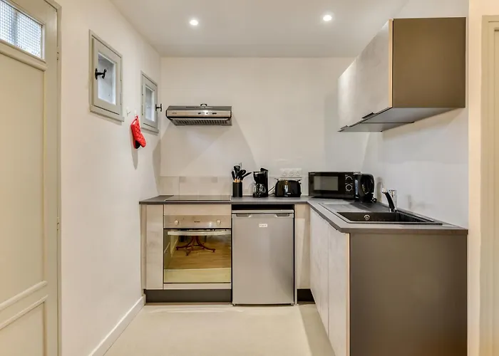 Le Logis De Joseph Au Pied De La Cite Medievale